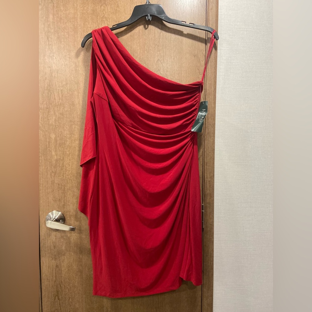 Never wore very good fitting dress no smoking or no pet home